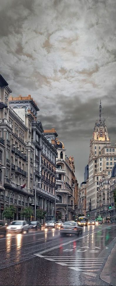 vista de calle de Madrid con lluvia y coches movidos